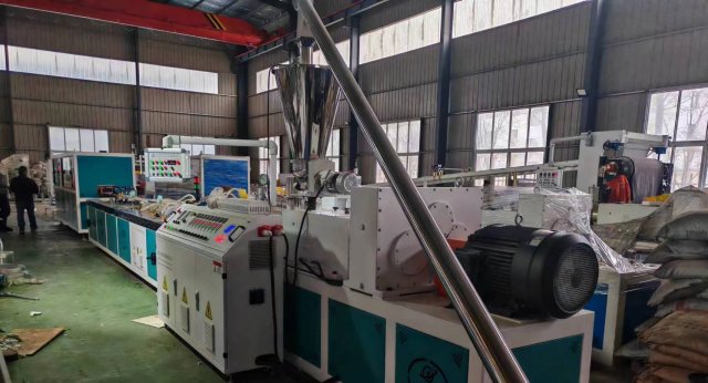 PVC 門套 百葉窗 網(wǎng)紅格柵擠出設備調試順利完成